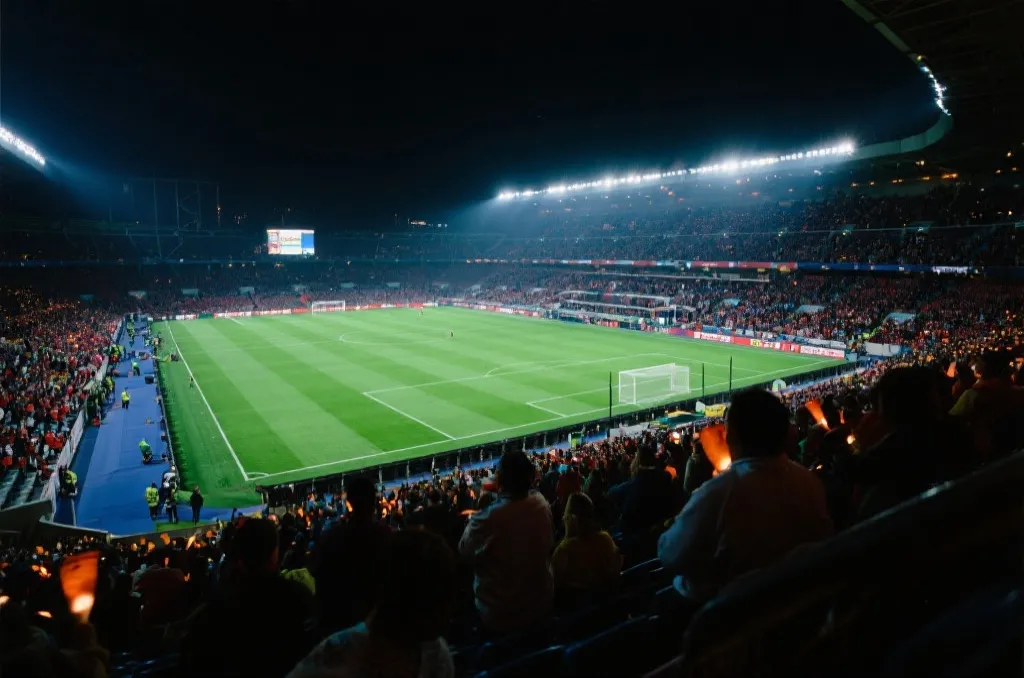 世界杯球场夜景与比赛氛围示意图